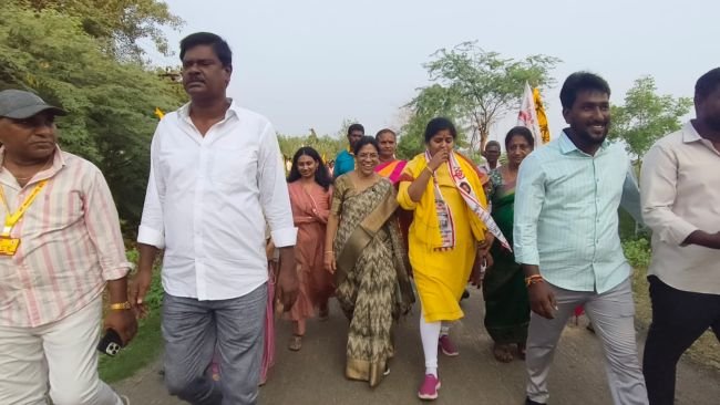 ప్రచారంలో దూసుకెళుతున్న డాక్టర్ షకీలా 