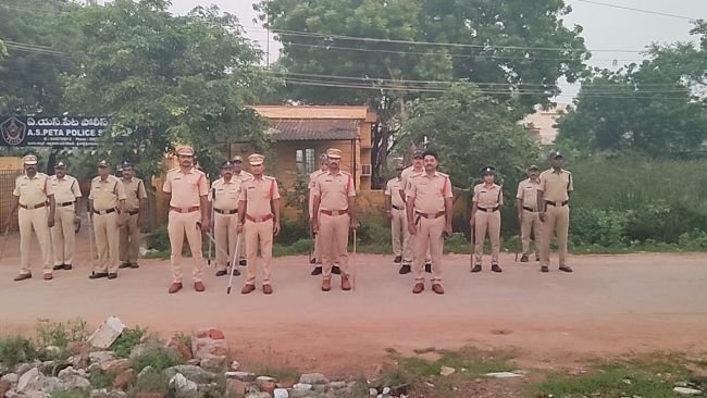స్థానిక సంస్థల ఎన్నికల నేపథ్యంలో పోలీసుల ఫ్లాగ్ మార్చ్