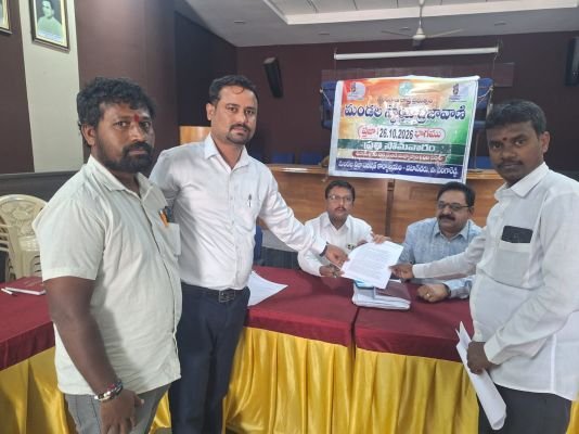 ప్రజావాణిలో ఎంపీడీవో యాదగిరి కి వినతిపత్రం అందజేసిన మెట్టు శ్రీధర్
