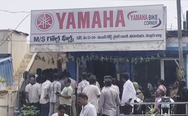 విద్యుత్ షాక్‌తో యమహా షోరూం మెకానిక్ మృతి! వాటర్ సర్వీసింగ్ చేస్తుండగా ప్రమాదం..