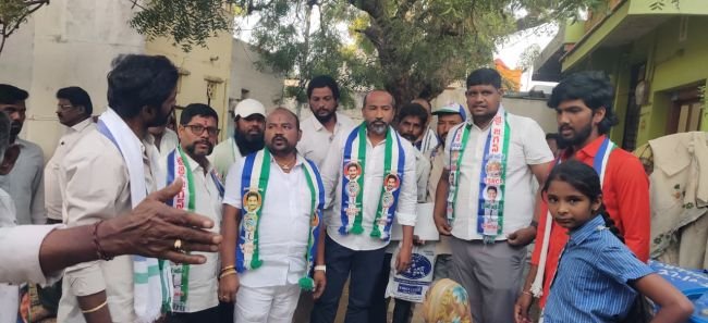 రాయదుర్గంలో వైఎస్సార్‌సీపీ ప్రచార జోరు  18వ వార్డు అభ్యర్థి కె. లోకేష్ రెడ్డిని గెలిపించాలని నేతల విజ్ఞప్తి