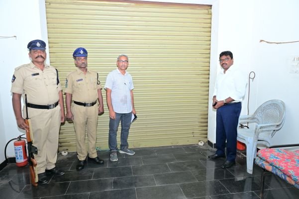 ఈవీఎం గోదాముల్లో కలెక్టర్ తనిఖీ