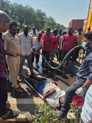 శివారులో రోడ్డు ప్రమాదం ట్రాక్టర్ యజమానికి తీవ్ర గాయాలు