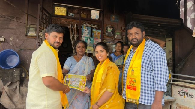 తేనెబండలో సైకిల్ హోరు - ఇంటింటికీ ఓట్లు అభ్యర్థిస్తున్న కార్పొరేటర్ తేజశ్రీ పచ్చప్ప  - మేయర్ గా హేమలతకు ఓటు వేయండి