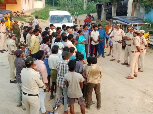 స్థానిక ఎన్నికల నేపథ్యంలో పోలీసుల ఫ్లాగ్ మార్చ్