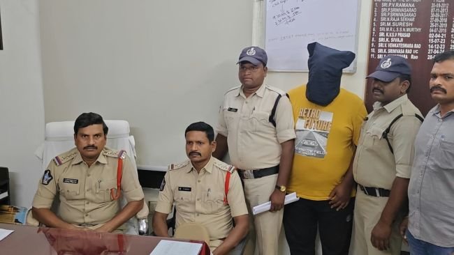 అప్పులు తీర్చడానికి డబ్బులు ఇవ్వలేదని తల్లిని హతమార్చిన కొడుకు 