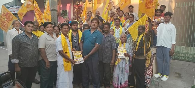 40వ వార్డులో కార్పొరేటర్ గుణశేఖర్ దూకుడు  - గ్రూలింగ్స్ పేటలో ఇంటింటి ప్రచారం - మేయర్ గా కటారి హేమలతను గెలిపించండి