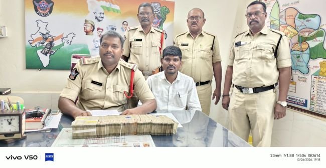 ఎర్రగూడూరులో రూ.15.60 లక్షల నగదు పట్టివేత