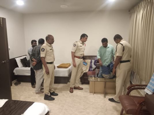స్థానిక ఎన్నికల నేపథ్యంలో జిల్లా వ్యాప్తంగా లాడ్జిల్లో పోలీసుల తనిఖీలు  - చిత్తూరు 2 టౌన్ పరిధిలో లాడ్జిలను తనిఖీ చేసిన ఇన్‌స్పెక్టర్ మహమ్మద్ హషం  - రిజిస్టర్లు, గుర్తింపు పత్రాల పరిశీలన