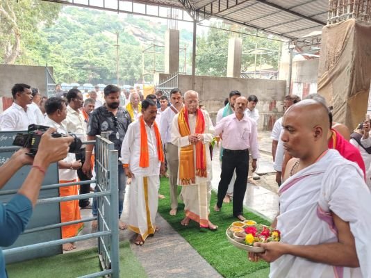 అర్ధగిరి స్వామిని దర్శించుకున్న అపోలో వ్యవస్థాపకుడు డాక్టర్ ప్రతాప్ సి.రెడ్డి   - తీర్థప్రసాదాలు అందజేసిన చైర్మన్ రఘుపతి, ఈఓ మునిశేఖర్