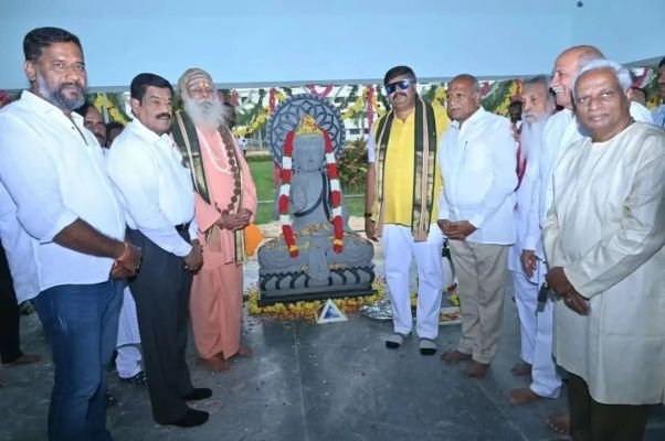పూతలపట్టులో గౌతమ బుద్ధ విగ్రహాన్ని ఆవిష్కరించిన ఎమ్మెల్యే గురజాల జగన్ మోహన్ - హిమాలయ యోగి సనత్ సదానందగిరి మహారాజ్ తో కలిసి ఆవిష్కరణ - ఆశీర్వాదం, సన్మానం స్వీకరించిన ఎమ్మెల్యే