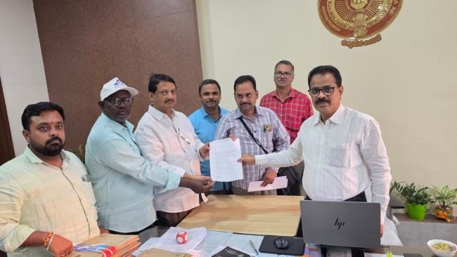 ఉద్యోగులకు రక్షణ కల్పించాలి  -గత ఎన్నికల్లో సిబ్బందిపై దాడులు ఈసారి పునరావృతం కాకుండా చూడండి  -డిఆర్ఓ కు ఏపీ జేఏసీ వినతి