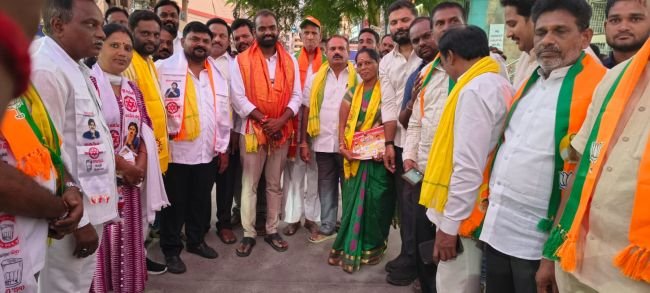 17వ డివిజన్‌లో అజేష్, భవాని విస్తృత ప్రచారం..  కమలం, గాజు గ్లాస్ గుర్తులకు ఓటేయాలని కూటమి నేతల విజ్ఞప్తి