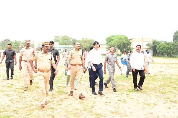 హాళ్లను పరిశీలించిన కలెక్టర్ సుమిత్ కుమార్, ఎస్పీ తుషార్ డూడి