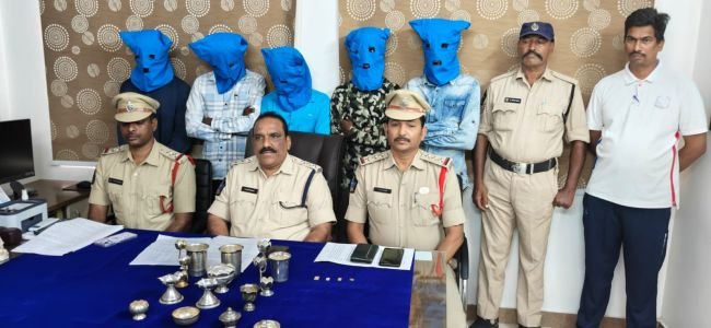 చోరీ కేసులో ఐదుగురు నిందితుల అరెస్ట్ - బంగారు,వెండి వస్తువులు, రెండు మోటార్ సైకిళ్లు స్వాధీనం