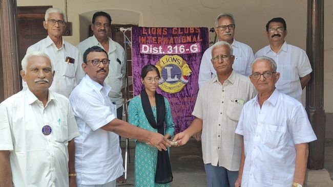 పేద విద్యార్థినికి అండగా ఉండి లయన్స్ క్లబ్ 
