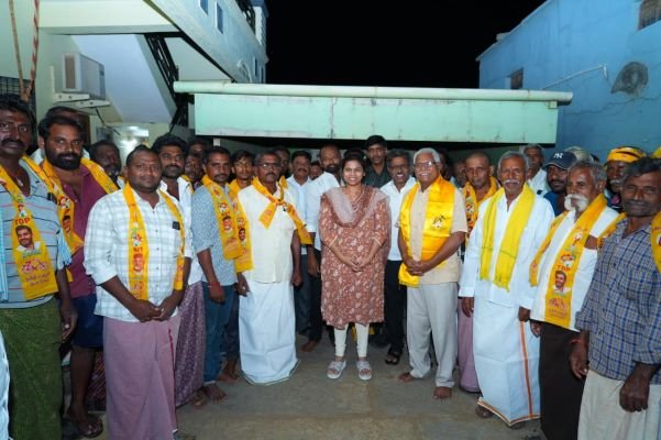 ఎమ్మెల్యే భూమా అఖిల ప్రియ సమక్షంలో వైకాపా నుండి తెదేపాల చేరిక