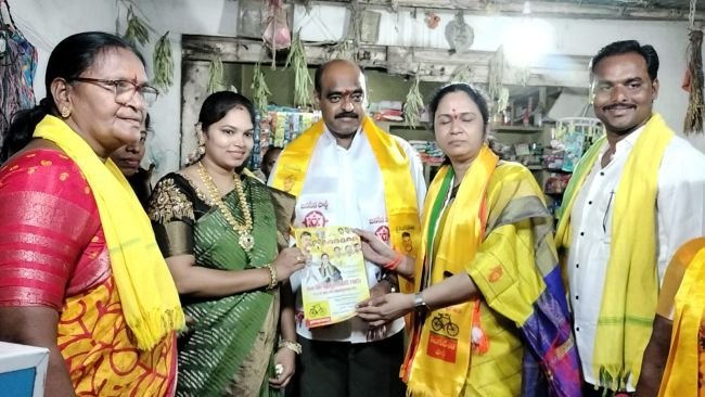 బ్రాహ్మణపల్లి, కామేపల్లి గ్రామాల్లో గడపగడప ప్రచారంలో జడ్పీటీసీ సభ్యురాలు డాక్టర్ వునం దీపిక  పిడుగురాళ్ల రూరల్ మేజర్ న్యూస్   గురజాల మండలంలోని బ్రాహ్మణపల్లి, కామేపల్లి గ్రామాల్లో* జరిగిన గడపగడప ప్రచార కార్యక్రమంలో జడ్పీటీసీ సభ్యురాలు డాక్టర్ వునం దీపికపాల్గొన్నారు.  ఈ సందర్భంగా ఆమె ఇంటింటికి తిరుగుత