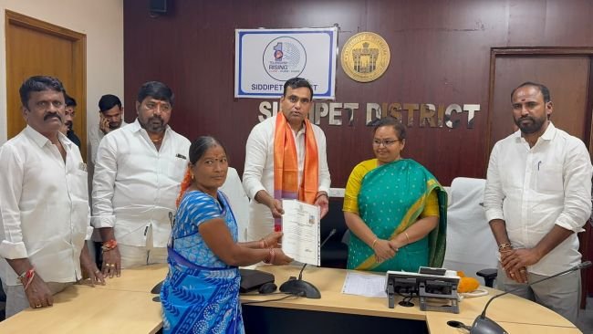 అర్హులైన పేదలకు డబుల్ బెడ్‌రూమ్ ఇళ్ల పట్టాల పంపిణీ