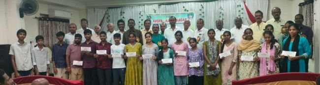 ఆర్థికంగా వెనుకబడిన 22 మంది విద్యార్థులకు ఆవోపా ఆర్థిక చేయూత