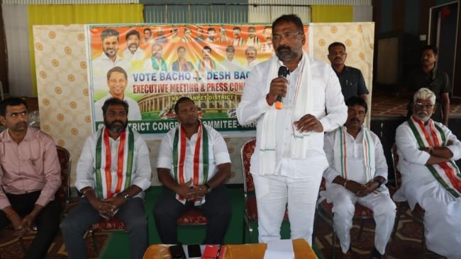 మరోసారి అధికారం కోసమే బీజేపీ ఓట్ల తొలగింపు నాటకం -- సర్ ప్రక్రియ కొత్తేమీ కాదు.. ఈ సరే ప్రత్యేకం -- పేదోడి ఓటును కాపాడితేనే రాజ్యాంగ పరిరక్షణ -- నవంబర్‌ 1న ఛలో ఢిల్లీకి తరలిరావాలి -- ఓట్‌ బచావో–దేశ్‌ బచావో’ సభను విజయవంతం చేద్దాం -- పట్టభద్రుల ఎమ్మెల్సీగా సామా రామ్మోహన్‌రెడ్డిని గెలిపించాలి  -- మంత్ర