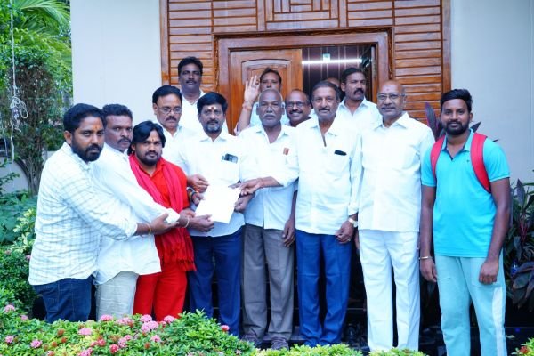 వైసీపీ ఎంపీటీసీలకు  బి-ఫారాల అందజేత...