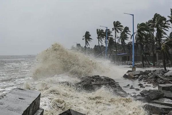 తుఫాను ముప్పు అప్రమత్తంలో జిల్లా యంత్రాంగం