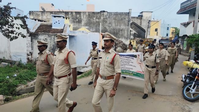 మద్ది గ్రామంలో పోలీసుల భారీ ఫ్లాగ్ మార్చ్