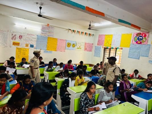 పోలీసు అమరుల త్యాగాలు మరువలేనివి: ఎస్‌ఐ-2 గాయత్రి