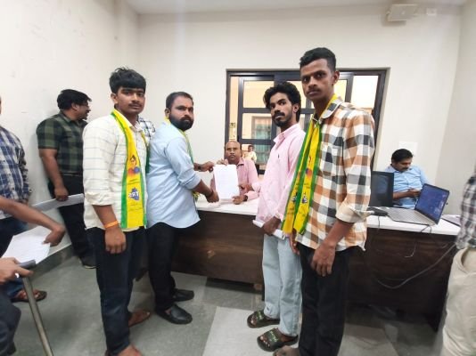 విద్యా హక్కు చట్టాన్ని ఉల్లంఘించే పాఠశాలలపై చర్యలేవి.?: టీఆర్‌ఎస్‌వీ జిల్లా అధ్యక్షుడు దీపక్ రెడ్డి