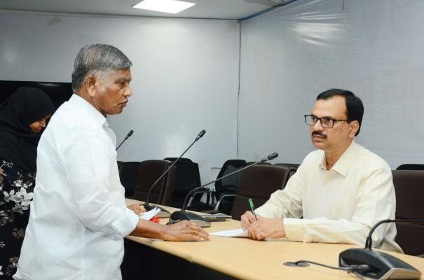 ప్రజావాణి అర్జీలను వెంటనే పరిష్కరించాలి: అదనపు కలెక్టర్ విజయేందర్ రెడ్డి