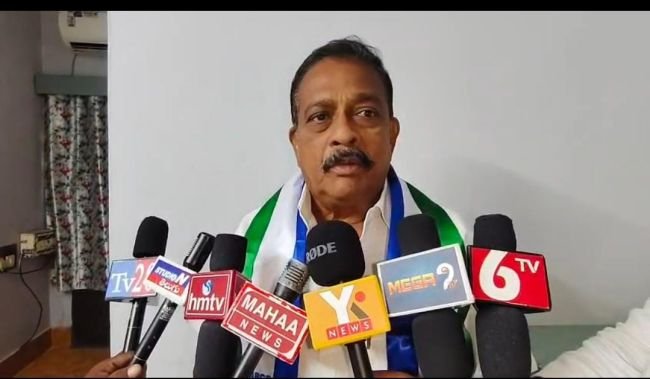 28వ వార్డులో వైసీపీ అభ్యర్థి పెదబాబు ప్రచార జోరు..:గతంలో చేసిన అభివృద్ధే గెలుపునకు బాట వేస్తుందన్న ధీమా…
