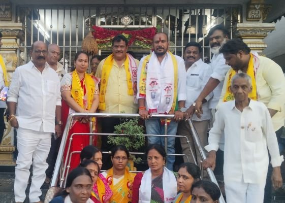చైర్మన్ అభ్యర్థి నల్లా శ్రీధర్‌తో కలిసి ఇంటింటి ప్రచారం.. ఎన్డీఏ కూటమి అభ్యర్థులను గెలిపించాలని విజ్ఞప్తి..