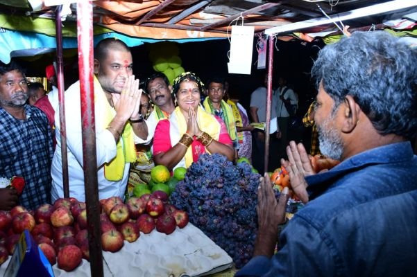 64వ వార్డులో కూటమి అభ్యర్థి ఈతలపాక సుజాతకు మద్దతుగా వీఎంఆర్‌డీఏ ఛైర్మన్ ఎం.వి. ప్రణవ్ గోపాల్ ప్రచారం
