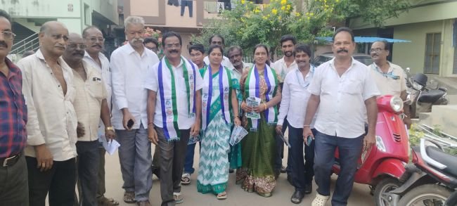 15వ వార్డులో వైసీపీ అభ్యర్థిని సంసాని శ్యామలాదేవి ప్రచార జోరు. ఫ్యాన్ గుర్తుకు ఓటేయాలని విజ్ఞప్తి.