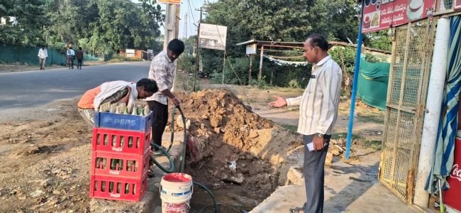 డ్రైనేజీలను పరిశుభ్రం చేస్తున్న సిబ్బంది    