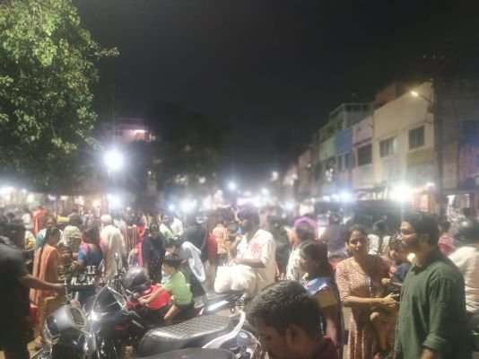 కొనుగోలుదారులతో కిటకిటలాడిన పూర్ణ మార్కెట్