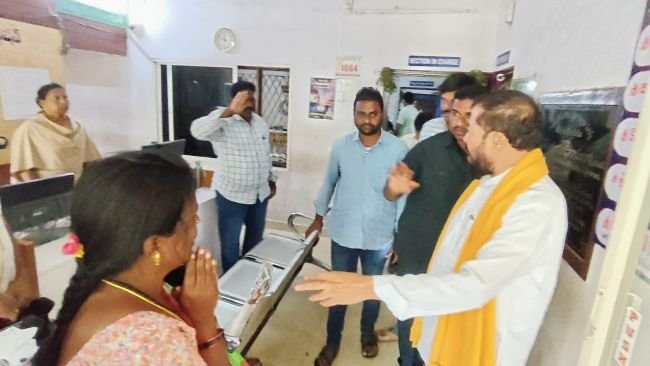 మహిళ కన్నీటికి చలించిన ఎమ్మెల్యే చింతమనేని             --  అట్లతద్ది వాయినాల సరుకుల కోసం తెచ్చుకున్న రూ. 20 వేలు పోగొట్టుకున్న ఆమెకు కొండంత అండ 