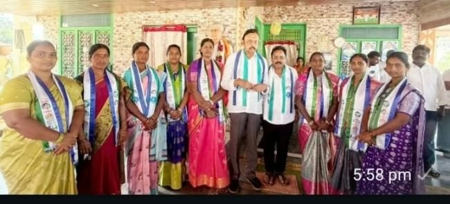 ఆగిరిపల్లిలో వైఎస్సార్‌సీపీ ఎంపీటీసీ అభ్యర్థులకు బీ-ఫారాలు అందజేత  గ్రామాల అభివృద్ధికి సహకరిస్తా: మాజీ ఎమ్మెల్యే ఎం.వి. ప్రతాప్ అప్పారావు