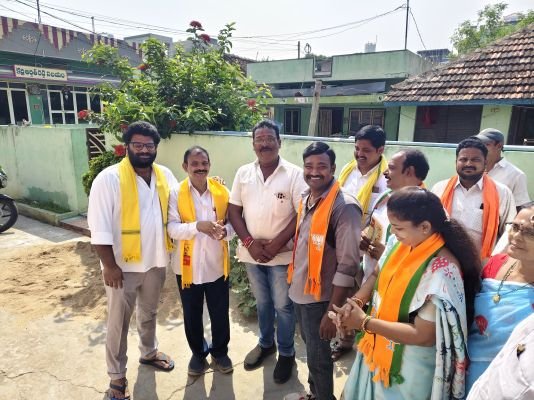 స్థానిక ఎన్నికల ప్రచారంలో నల్లమిల్లి మనోజ్ రెడ్డి. పలు చోట్ల టీడీపీ అభ్యర్థులతో కలిసి ఇంటింటి ప్రచారం.