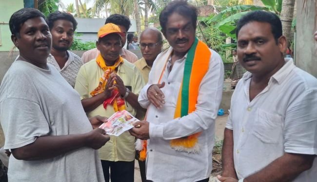 పట్టణంలో కొత్తపల్లి ఇంటింటి ప్రచారం 