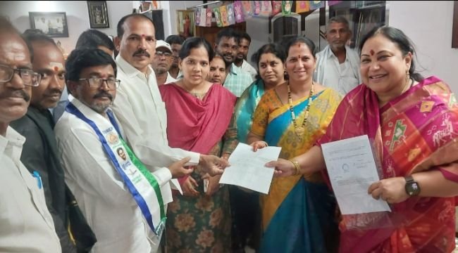 జడ్పిటిసి బిఫారం అందజేసిన  రెడ్డి శాంతి.
