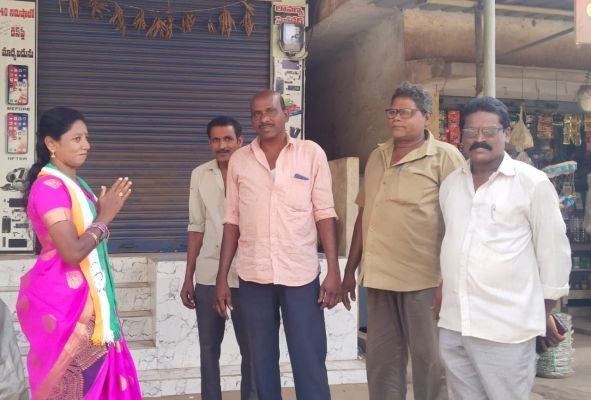   అయినవిల్లిలో కాంగ్రెస్ అభ్యర్థి సంధ్యారాణి ప్రచారం  ముక్తేశ్వరంలో అంబేద్కర్ విగ్రహానికి నివాళి - ఇంటింటి ప్రచారంలో ఓట్లు అభ్యర్థన