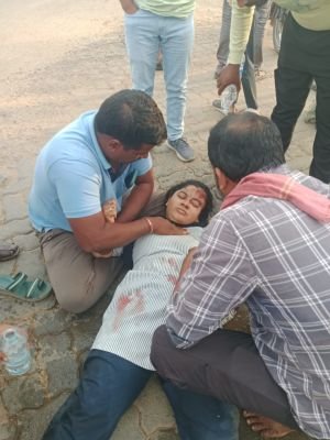 బస్సు నుంచి జారిపడి నర్సింగ్ విద్యార్థినికి గాయాలు