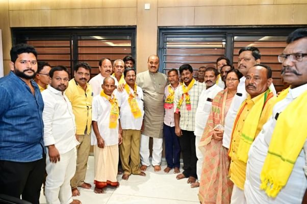 టీడీపీలోకి కొనసాగుతున్న వైసీపీ కార్యకర్తల వలసలు