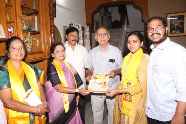 బట్టే వెంకట కీర్తి ని కార్పొరేటర్ గా  గెలిపించండి...  మనుమరాలిని గెలిపించాలని మాజీ ఎమ్మెల్యే  సుగుణమ్మ ఇంటింటా ప్రచారం...  