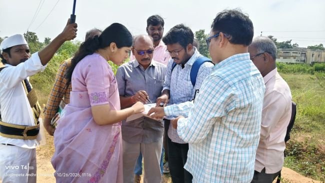 సీతానగరం మండలంలో ప్రభుత్వ భూముల పరిశీలన