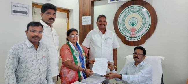 జడ్పీటీసీ అభ్యర్థి కలువులపల్లి పుష్ప కు బి-ఫారం అందజేత
