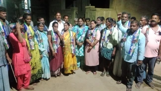 టీడీపీ నుంచి వైసీపీ లోకి 30 కుటుంబాలు చేరిక