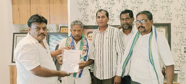 వెంకంపేట ఎంపీటీసీ సెగ్మెంట్ అభ్యర్థి తీళ్ల సుభద్రకి పార్టీ బి ఫారం